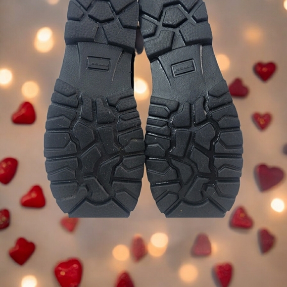 Ropers women's size 11 faux  ostrich with etched flowers. In excellent cond. - Picture 2 of 7